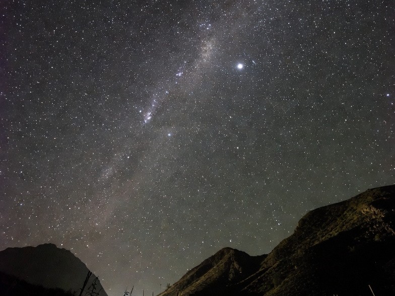 Cielo nocturno estrellado sobre las sierras de Merlo, ideal para astroturismo y observación del cielo.